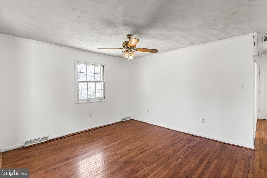 Image 7 of property listing at 8400 WARREN DR, Pomfret, MD 20675