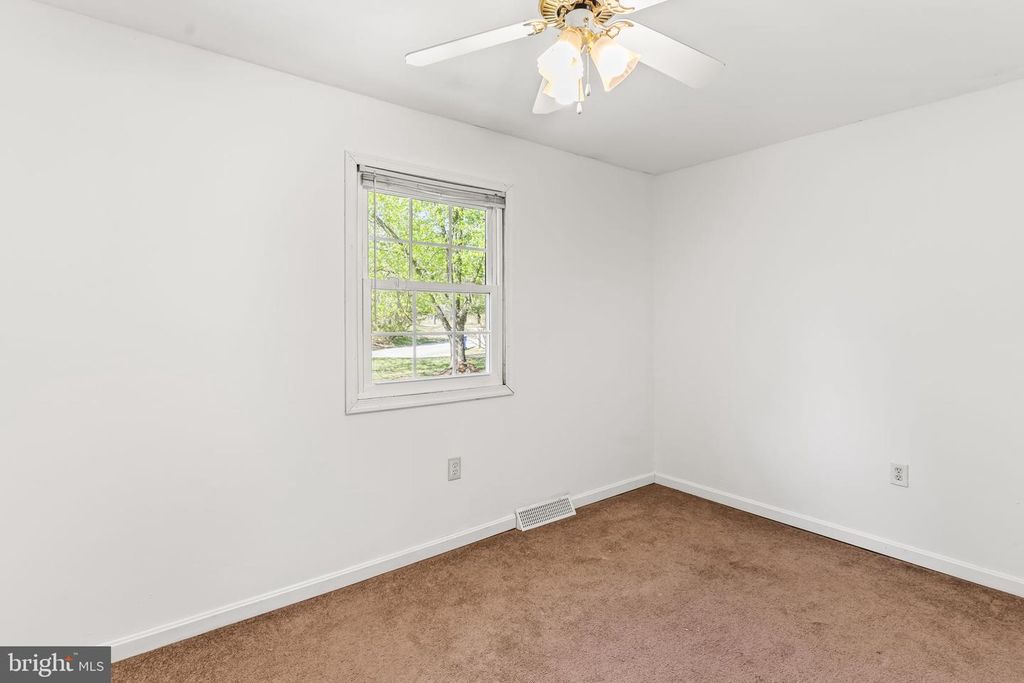 Image 9 of property listing at 8400 WARREN DR, Pomfret, MD 20675