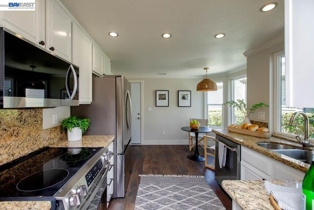 31 Oak Park Dr, Alameda, CA 94502