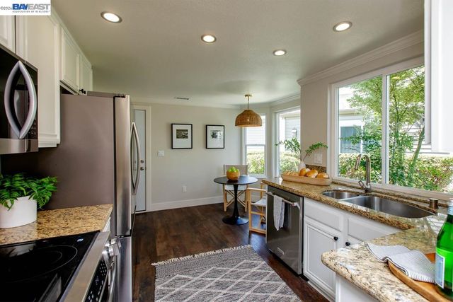 31 Oak Park Dr, Alameda, CA 94502