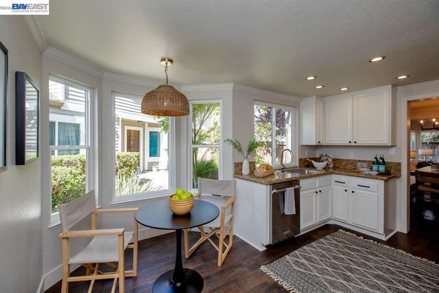 31 Oak Park Dr, Alameda, CA 94502