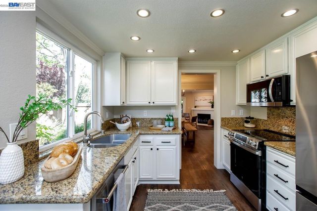 31 Oak Park Dr, Alameda, CA 94502