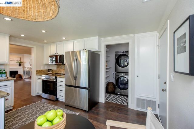 31 Oak Park Dr, Alameda, CA 94502