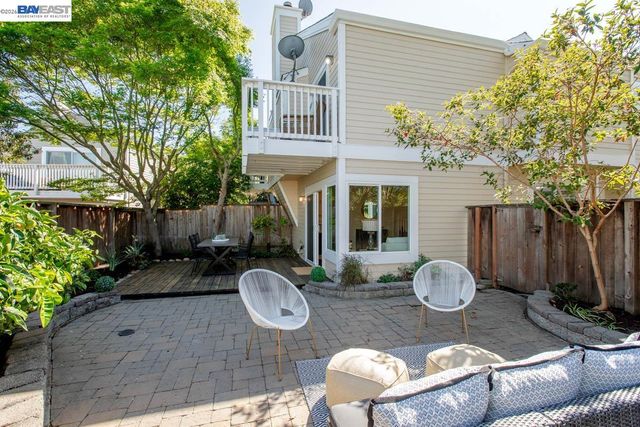 31 Oak Park Dr, Alameda, CA 94502