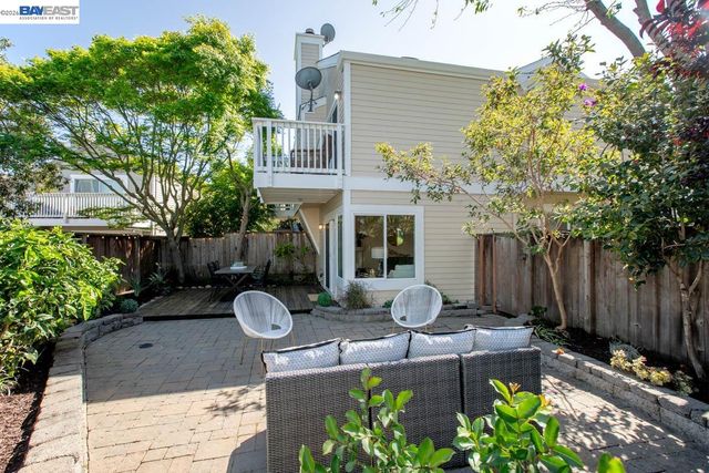 31 Oak Park Dr, Alameda, CA 94502