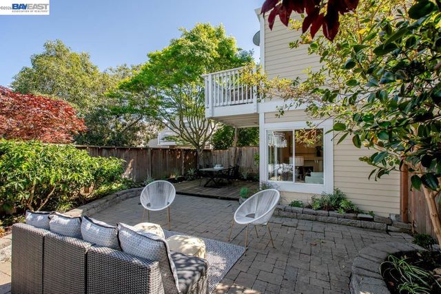 31 Oak Park Dr, Alameda, CA 94502