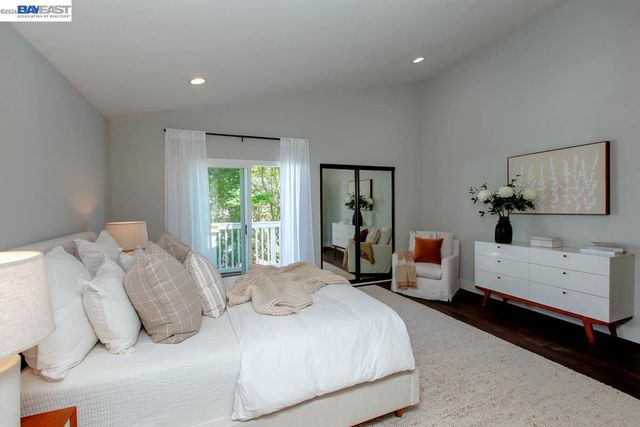 31 Oak Park Dr, Alameda, CA 94502