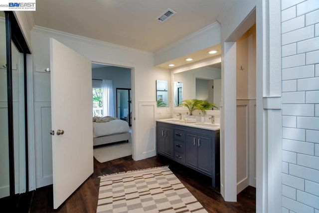 31 Oak Park Dr, Alameda, CA 94502