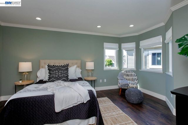 31 Oak Park Dr, Alameda, CA 94502