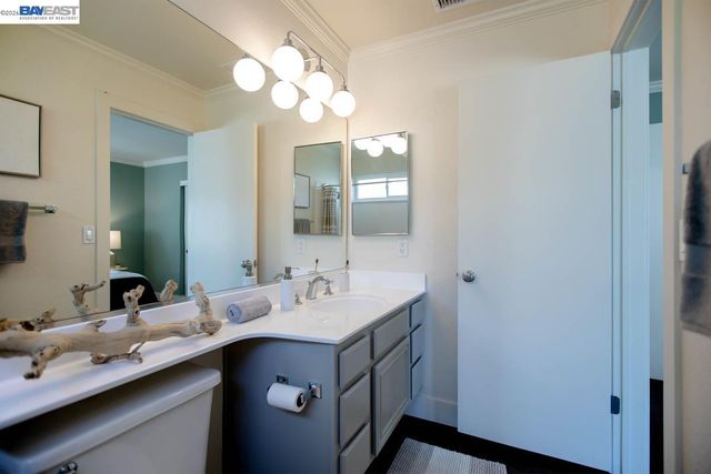 31 Oak Park Dr, Alameda, CA 94502