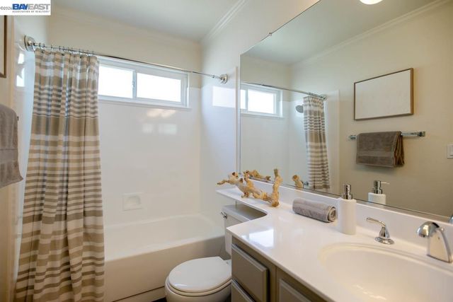 31 Oak Park Dr, Alameda, CA 94502