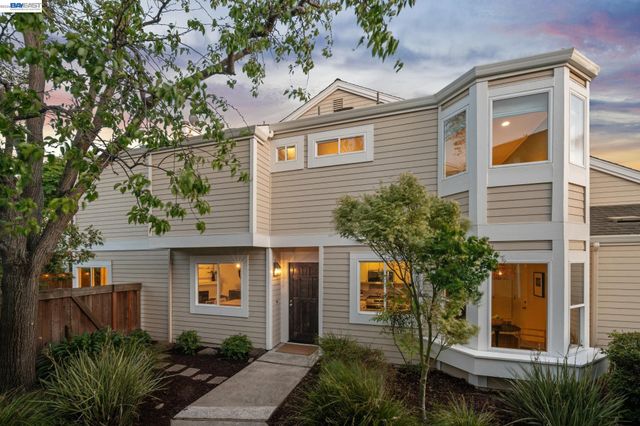 31 Oak Park Dr, Alameda, CA 94502