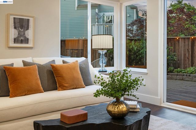 31 Oak Park Dr, Alameda, CA 94502