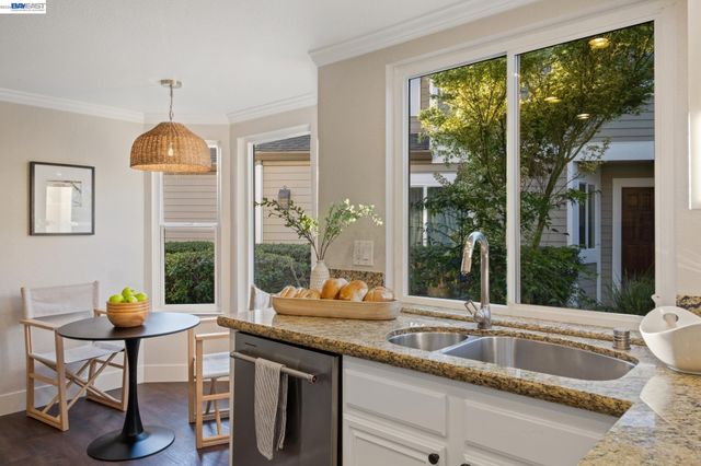 31 Oak Park Dr, Alameda, CA 94502