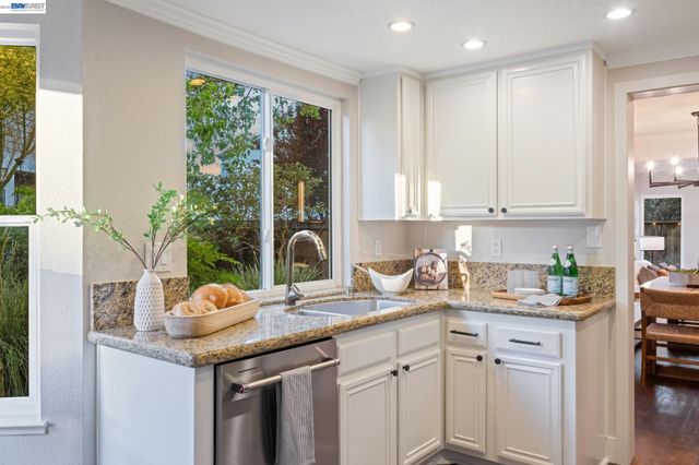 31 Oak Park Dr, Alameda, CA 94502