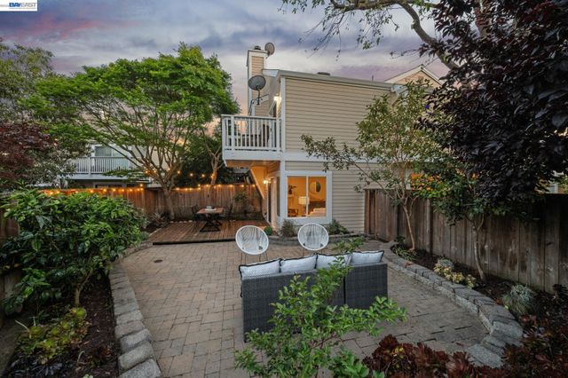 31 Oak Park Dr, Alameda, CA 94502