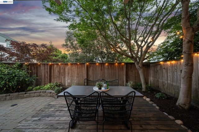 31 Oak Park Dr, Alameda, CA 94502