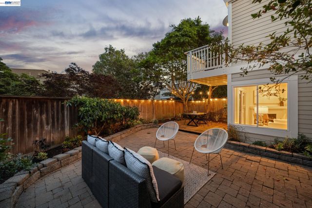 31 Oak Park Dr, Alameda, CA 94502