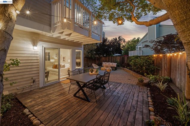 31 Oak Park Dr, Alameda, CA 94502