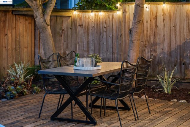 31 Oak Park Dr, Alameda, CA 94502