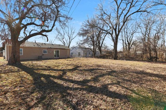 1320 E Charleston Dr, Wichita, KS 67219