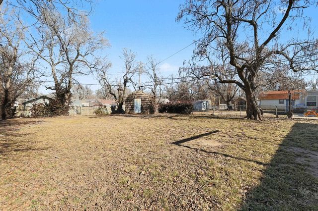 1320 E Charleston Dr, Wichita, KS 67219