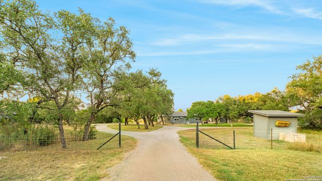 746 Trail Rock Dr, Johnson City, TX 78636