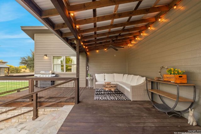 746 Trail Rock Dr, Johnson City, TX 78636