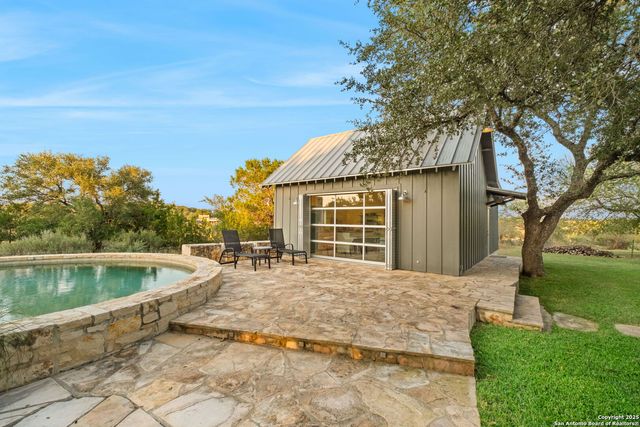 746 Trail Rock Dr, Johnson City, TX 78636