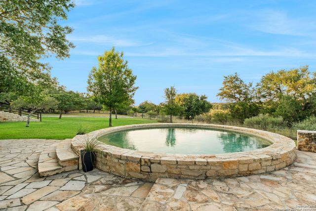 746 Trail Rock Dr, Johnson City, TX 78636