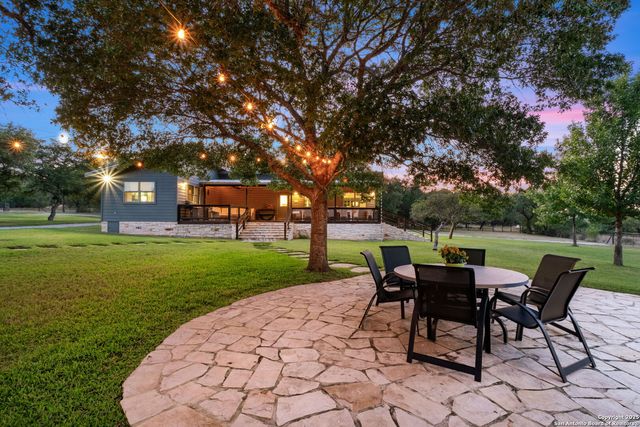 746 Trail Rock Dr, Johnson City, TX 78636