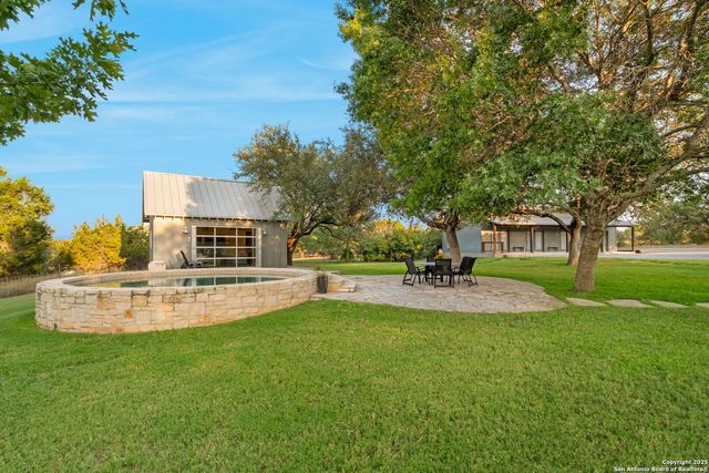 746 Trail Rock Dr, Johnson City, TX 78636
