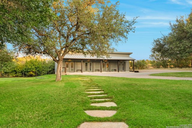 746 Trail Rock Dr, Johnson City, TX 78636