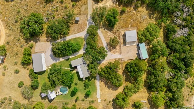 746 Trail Rock Dr, Johnson City, TX 78636