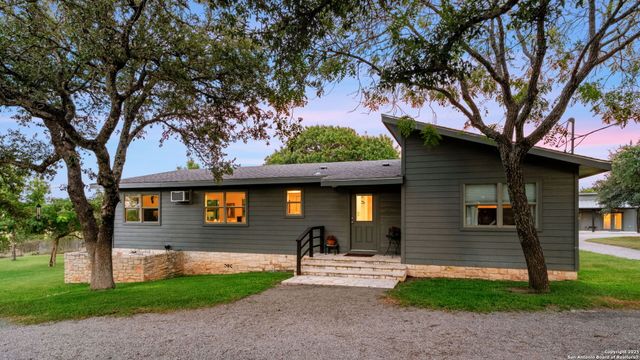 746 Trail Rock Dr, Johnson City, TX 78636