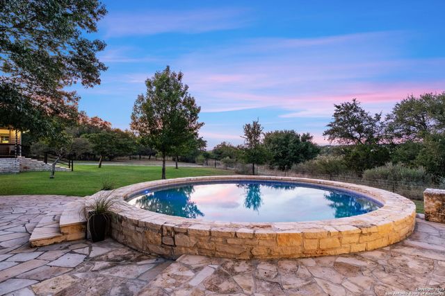 746 Trail Rock Dr, Johnson City, TX 78636