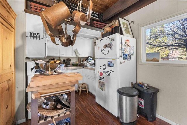 566 Santa Barbara Avenue, Sugarloaf, CA 92386