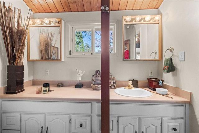 566 Santa Barbara Avenue, Sugarloaf, CA 92386