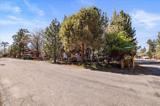 566 Santa Barbara Avenue, Sugarloaf, CA 92386