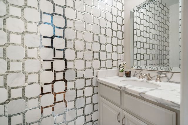 2214 Worthington Street, Dallas, TX 75204