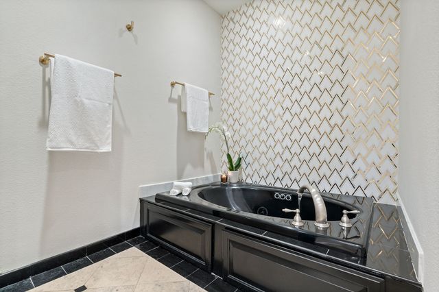 2214 Worthington Street, Dallas, TX 75204