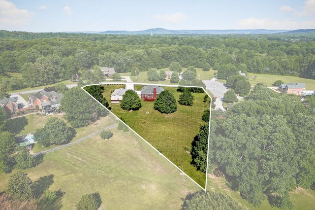 256 Kings Pointe Ln, Mcminnville, TN 37110