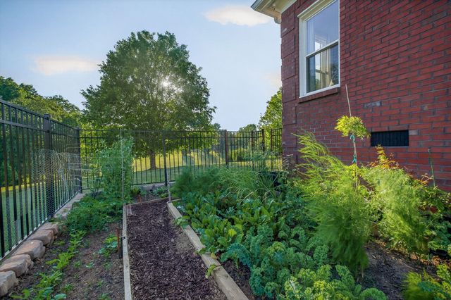 256 Kings Pointe Ln, Mcminnville, TN 37110