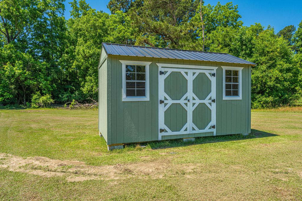 Image 6 of property listing at 496 1st Texas Road, Saint George, SC 29477