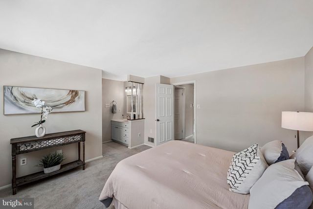 9920 OAKDALE WOODS CT, Vienna, VA 22181