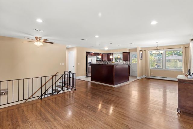 2005 E Wintergreen Avenue, Mount Prospect, IL 60056