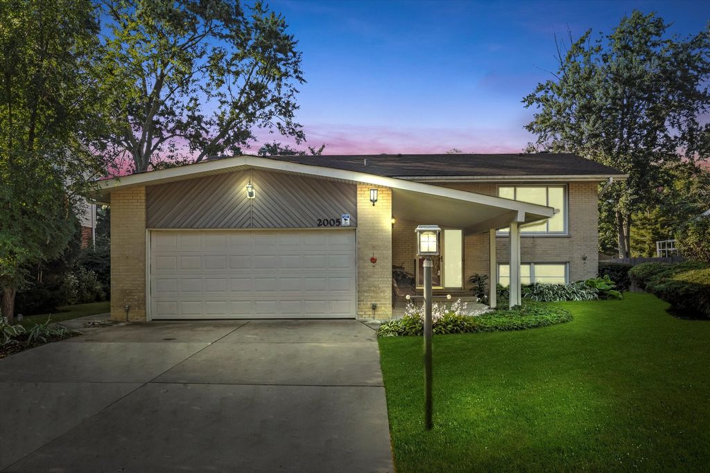 2005 E Wintergreen Avenue, Mount Prospect, IL 60056