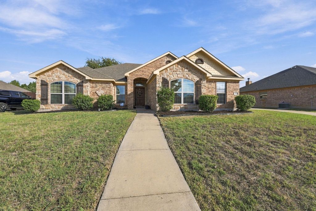 913 Sage Meadow Drive, Glenn Heights, TX 75154 — exterior