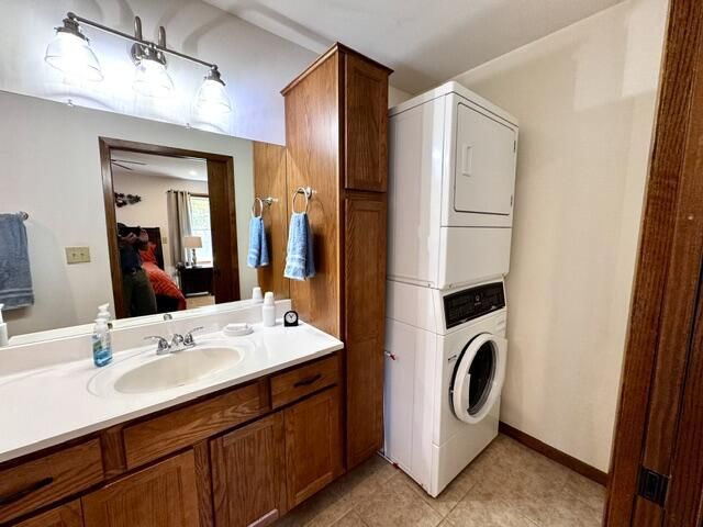 S77W26575 Crestview COURT, Waukesha, WI 53189