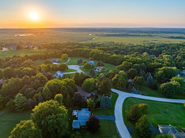 S77W26575 Crestview COURT, Waukesha, WI 53189